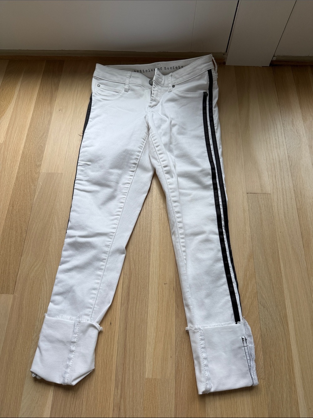 Articles Of Society White skinny Jeans with Black satin Trim sz 24